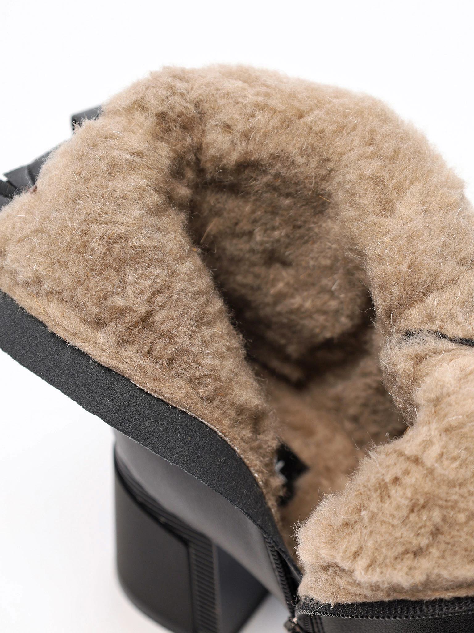 Ботильоны черного цвета на высоком каблуке